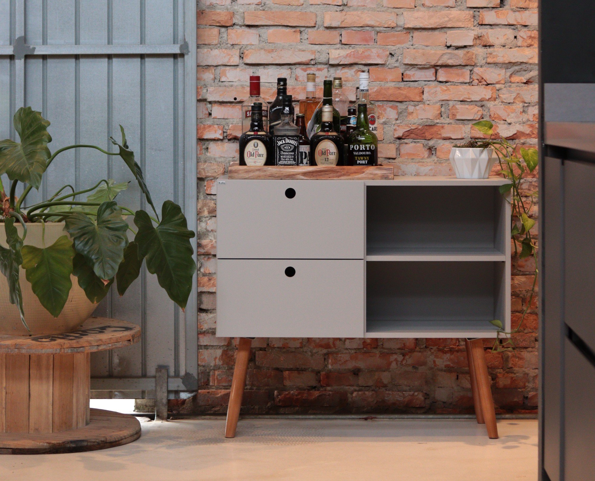 26 aparador 02 gavetas 1 nicho com pes palito